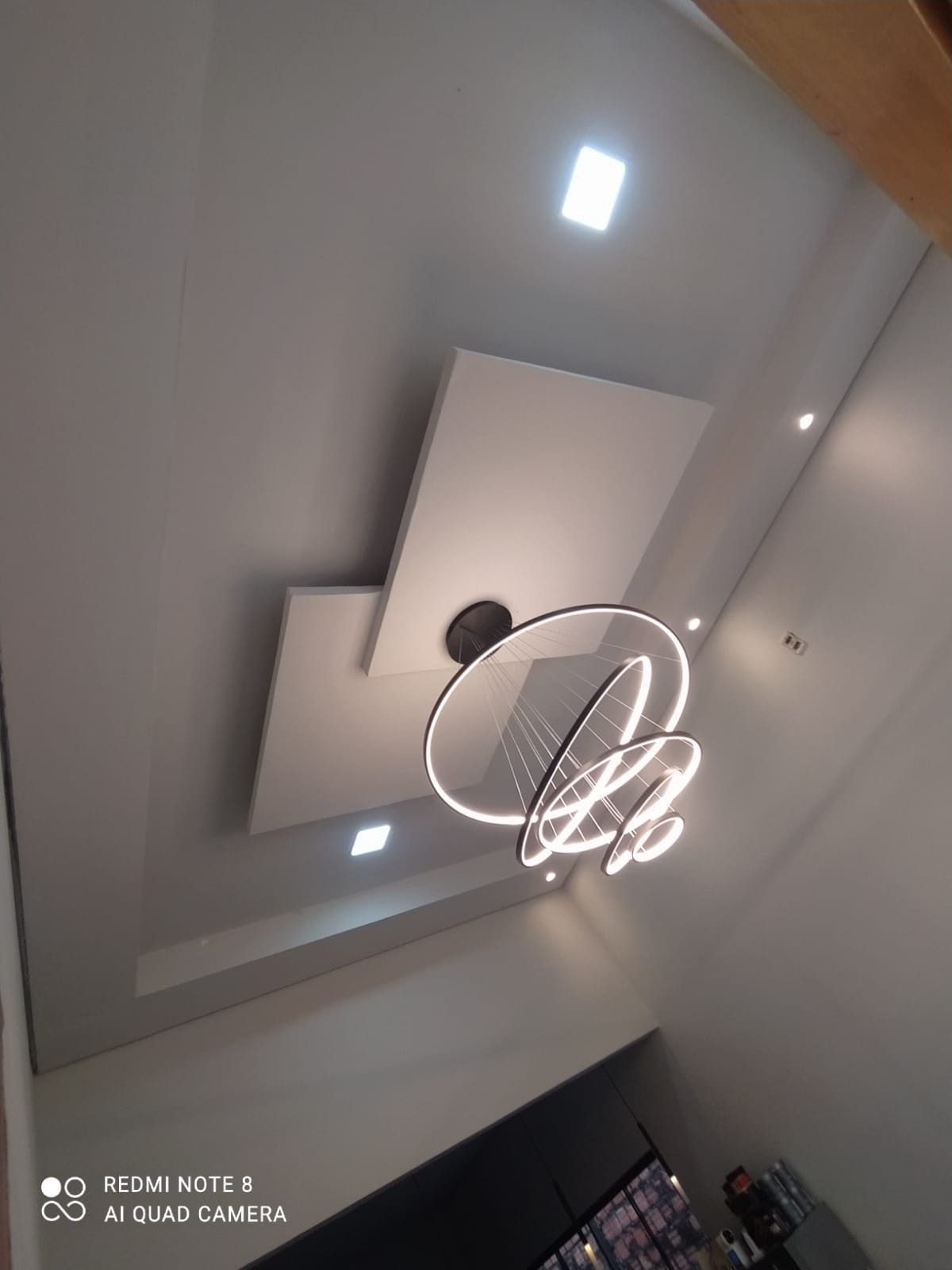 Forro em níveis com pendente de anéis de LED
