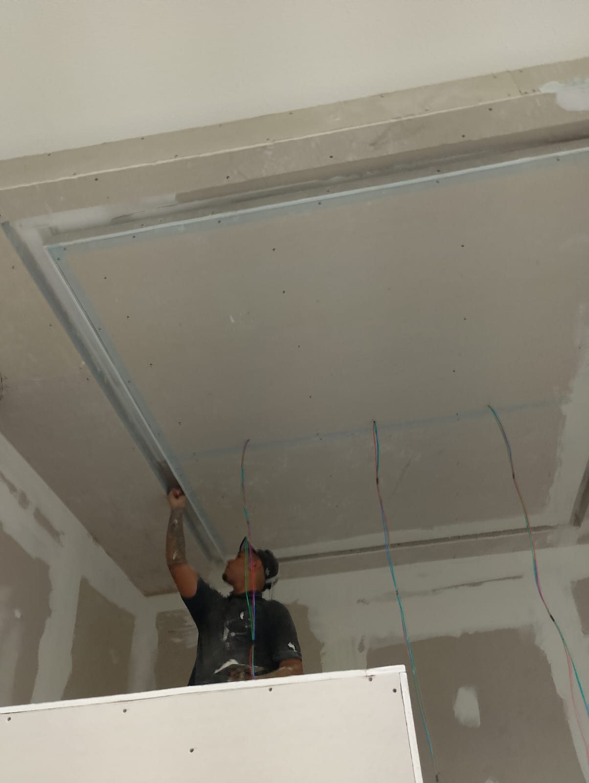 Profissional da DS GESSO montando estrutura de forro