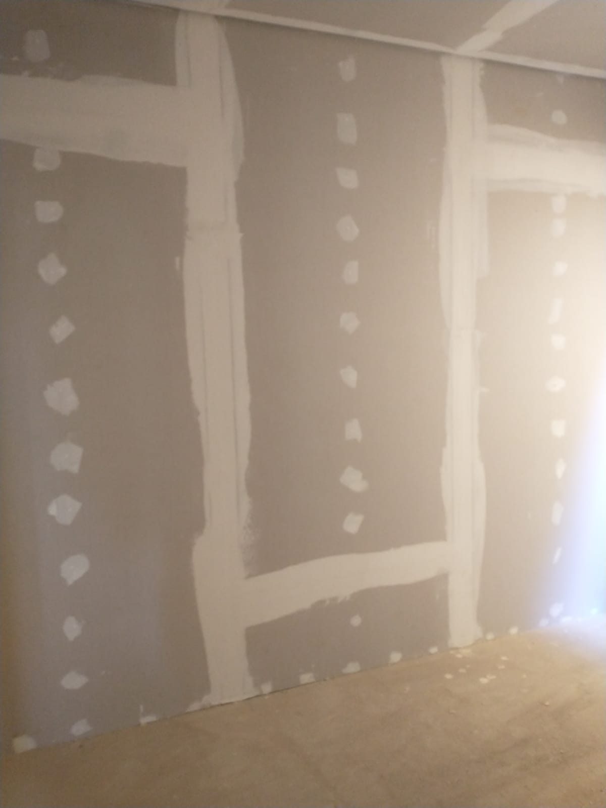 Parede em drywall com tratamento de juntas