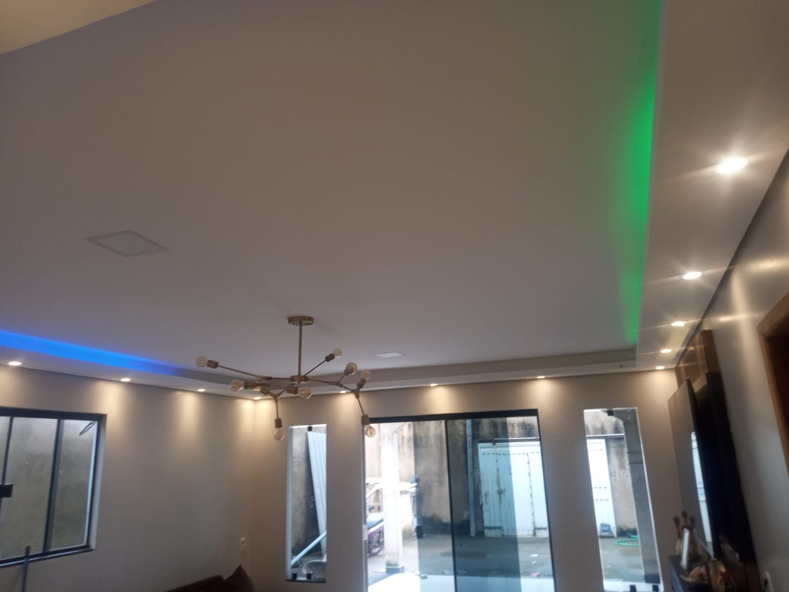 Sala com sanca de LED e spots