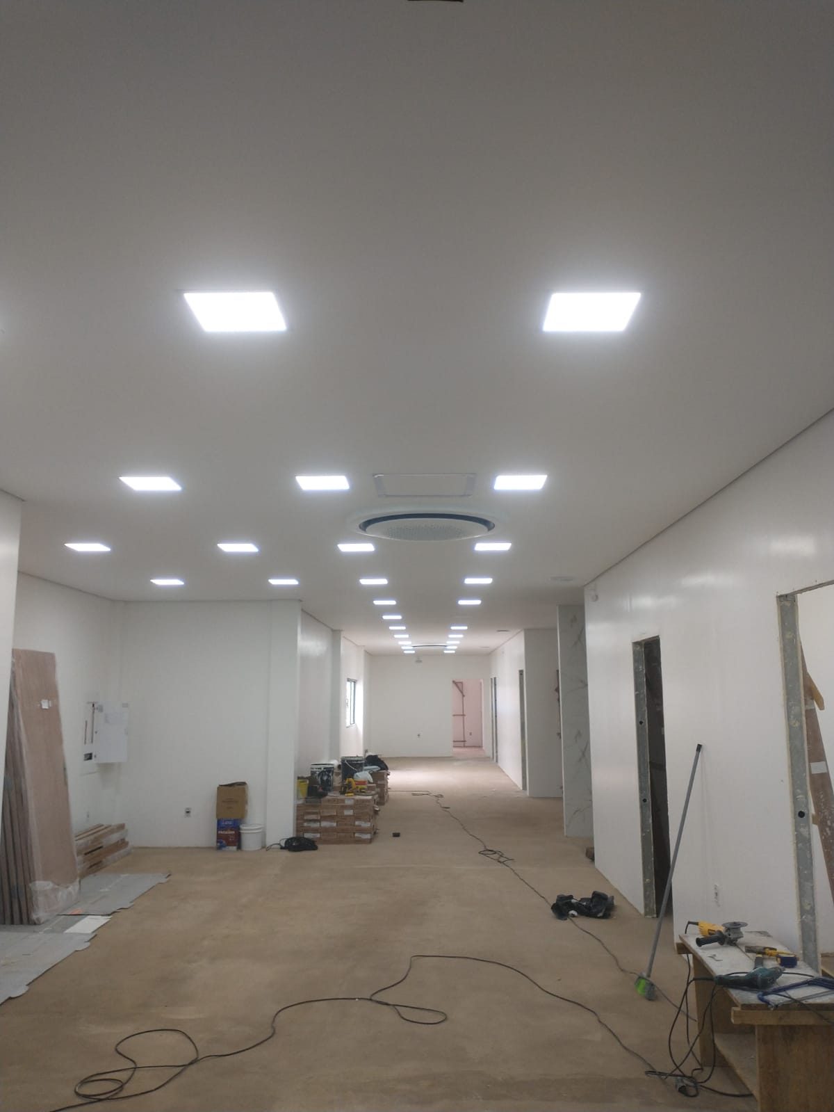 Forro comercial em drywall com painéis de LED