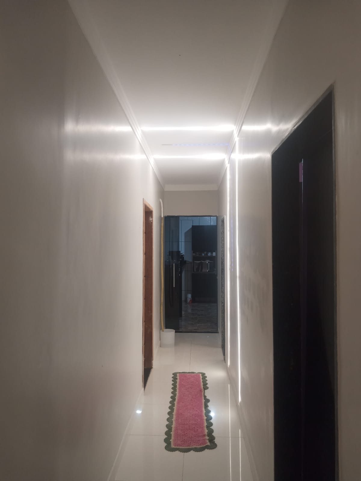 Corredor com rasgo de luz em LED no forro de gesso